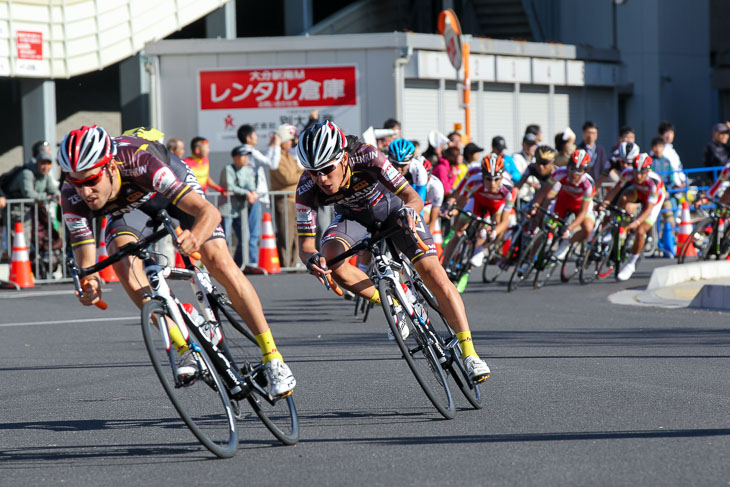 アタックしたチーム右京のリカルド・ガルシアと平井栄一