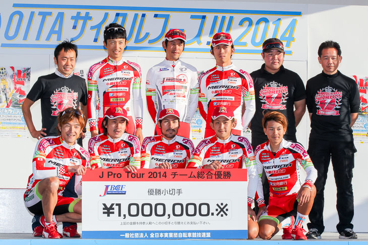 大分でのレースを終え、宇都宮ブリッツェンは2014年のJプロツアー チーム総合優勝を達成。チーム史上最強メンバーと言われる重圧の中、清水監督は就任1年目で最高の成果を上げた