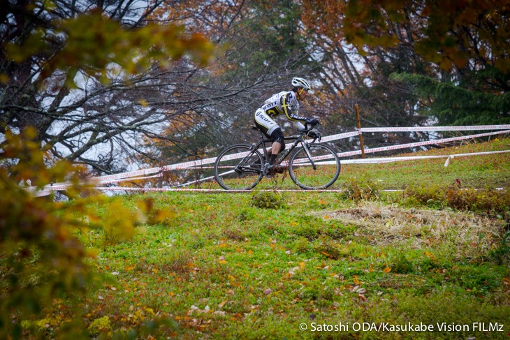 単独2位を走行する松本駿(TEAM SCOTT)