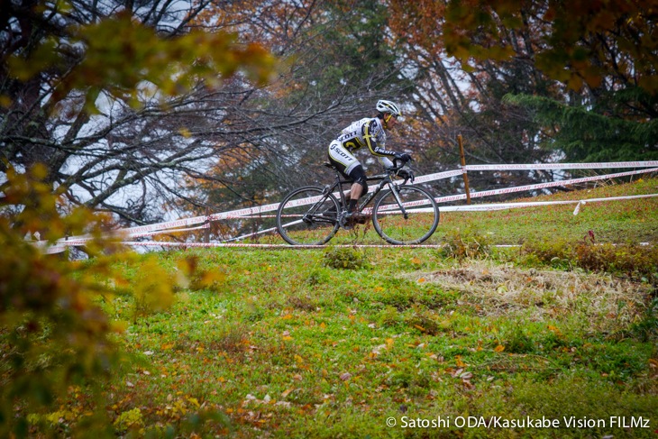 単独2位を走行する松本駿（TEAM SCOTT）