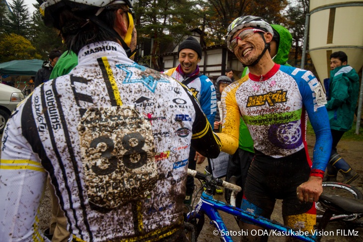 山本和弘(弱虫ペダルシクロクロスチーム)と松本駿(TEAM SCOTT)が健闘を讃え合う