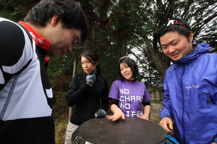 標高1000mのプレートを感慨深げに見つめる