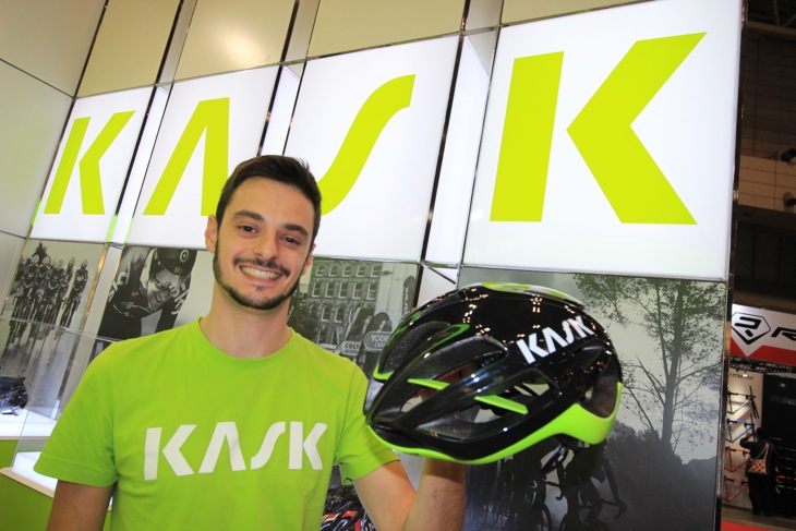 ロゴも刷新されたKASK  新型ヘルメットのPROTONEを手にするジョバンニ・サントロ氏