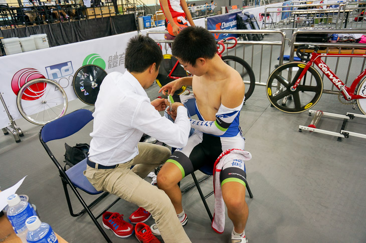 最終戦のオムニアム・ポイントレースに向けてワンピースの袖を切る安田京介(京都産業大)