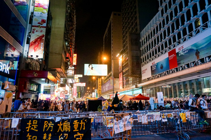 夜の香港市内　学生主体のデモが継続している
