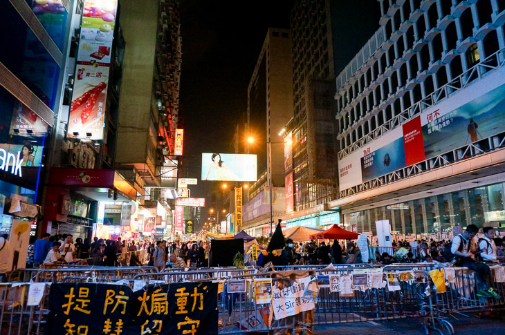 夜の香港市内 学生主体のデモが継続している
