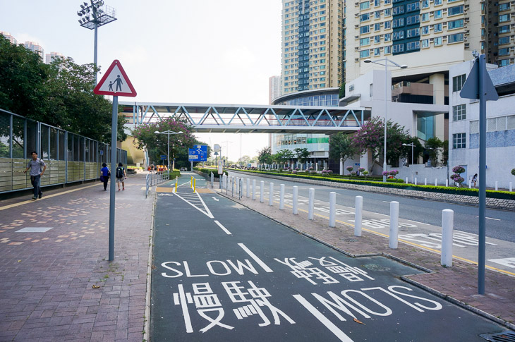 香港市内の自転車道。完全に歩道とも車道とも分離されている