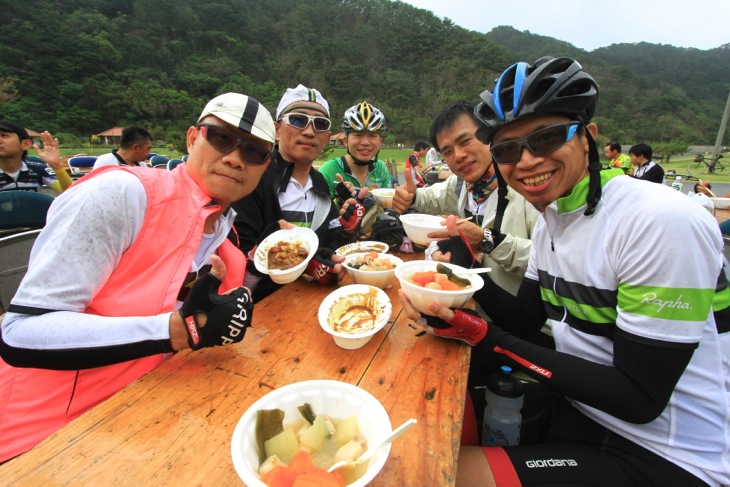 やんばるサイクリング参加者の6割以上は海外から。写真は台湾から参加したグループ