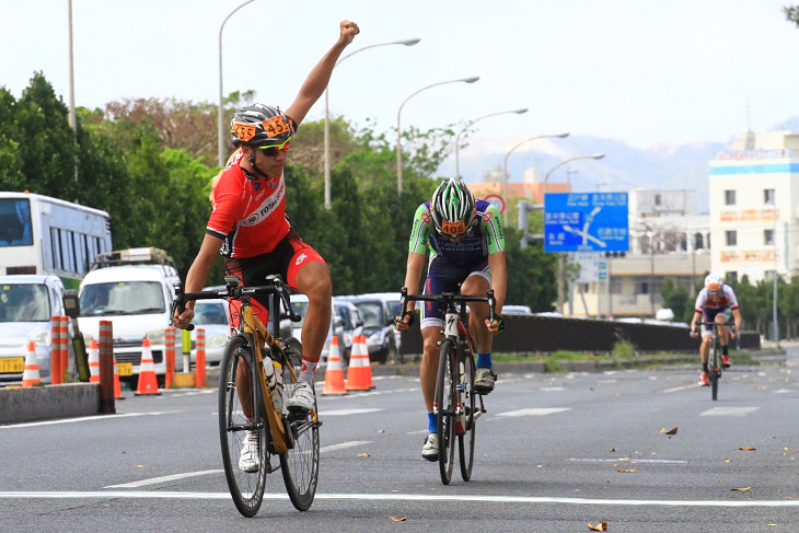 市民210km 高岡亮寛(イナーメ・信濃山形)を下したヤン・インホン(香港)が優勝