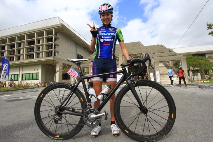 独走勝利を飾った金子広美(イナーメ・信濃山形)。バイクと共に