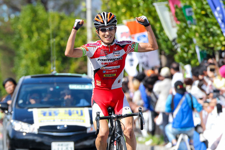 後続を大きく引き離してゴールへと飛び込む増田成幸(宇都宮ブリッツェン)