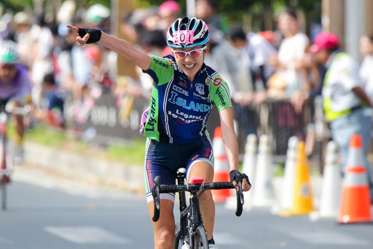 女子国際レース 後続に4分以上をつけてゴールする金子広美(イナーメ・信濃山形)