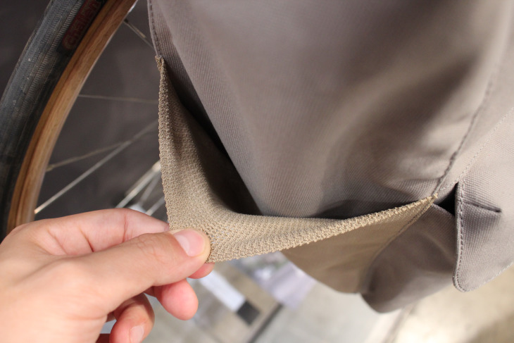 サイドのポケットはストレッチネットが使われており収納できるものの幅が広い