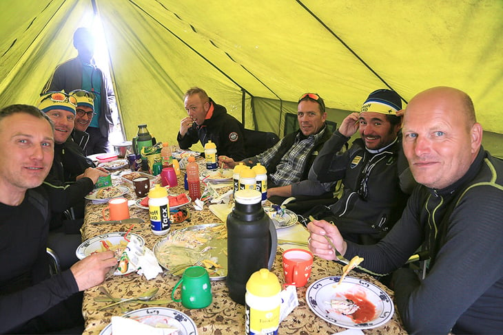 ベースキャンプで食事をとるビャルヌ・リース監督ら