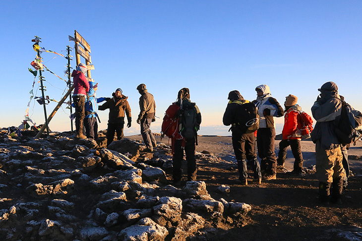 標高5,895のキリマンジャロ山頂で記念撮影する選手たち