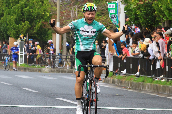 市民50kmアンダー29 森田裕紀(GreenSCT)が独走でゴールに飛び込む