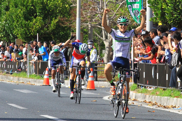 市民100kmアンダー39 3名によるゴール勝負を永瀬勝彬が制す