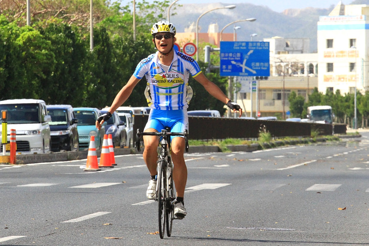 市民140km 独走で根本侑(内房レーシング)がゴールに飛び込む