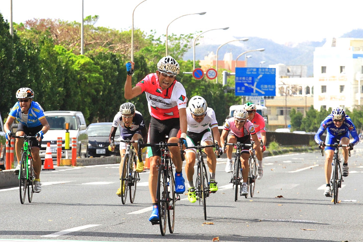 市民100kmオーバー40 岩瀬一憲(しげるん)がゴール勝負を制する