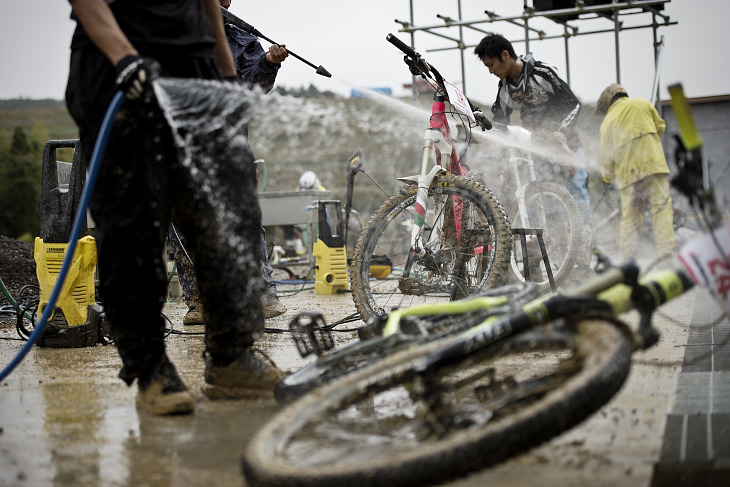 排水溝を備えた洗車場も用意されている。山を切り崩したバイクパークだが、 水洗トイレや電源など、山で遊ぶ環境ながら、快適さを兼ね備えていた