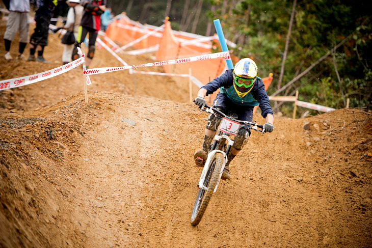 プラクティスではスタート直後のドロップオフで苦戦していた井本はじめ (LoveBikes)だったが、決勝では上手く攻略し優勝を果たした