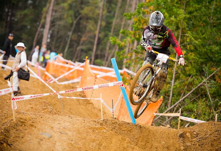 今回はBMX レースの日本代表である三瓶将廣(SystematicBMX)も参戦。バ ランス力優れた走りを見せたが、転倒で18 位に