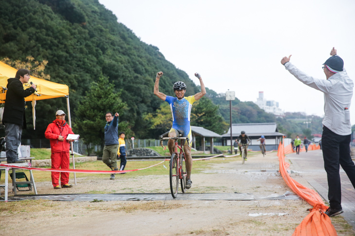 C2　最終周回で抜け出した大坊崇（BikeTeam回転木馬）