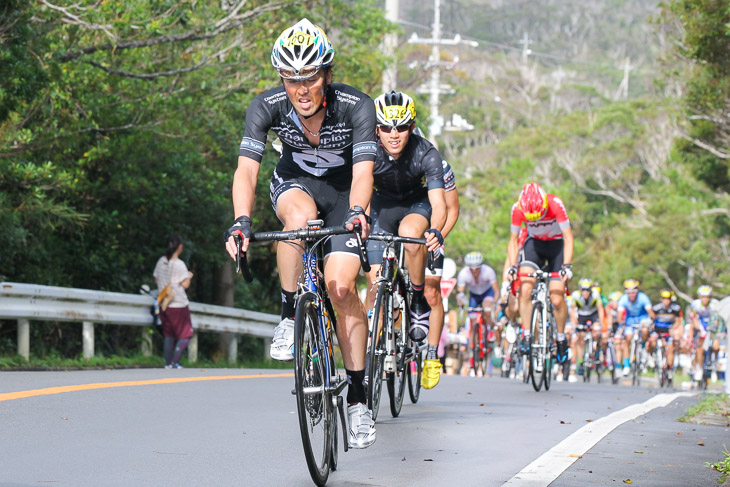 市民140km 根元侑(内房レーシング)を追うメイン集団