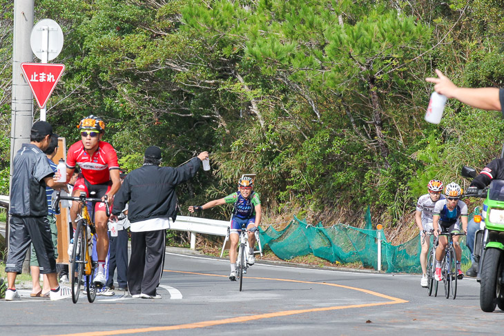 市民210km 逃げグループ。ヤン・インホン（香港、Total Sports）を先頭に1回目の普久川ダムを通過する