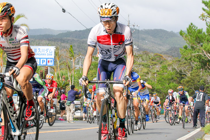 市民210km 1回目の普久川ダムを越える森本誠（イナーメ・信濃山形）