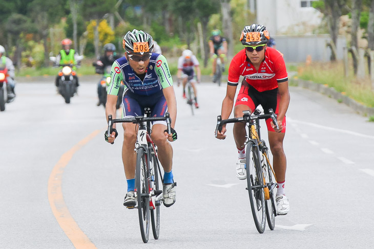 市民210km アタックしたヤン・インホン(香港)に追いつく高岡亮寛(イナーメ・信濃山形)。後方には森本誠(イナーメ・信濃山形)の姿