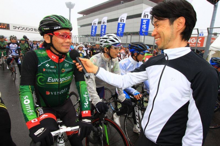 新城選手にインタビューする栗村さん。軽快なMCトークで会場を盛り上げてくれた