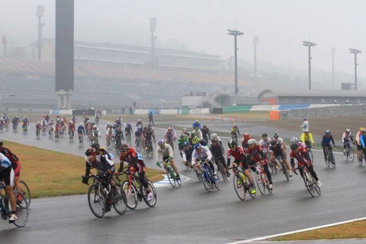 雨に濡れたツインリンクもてぎを疾走する大集団。高速走行はサーキットイベントならでは