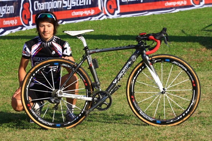 丸山厚(BOMAレーシング)と愛車のBOMA レピス
