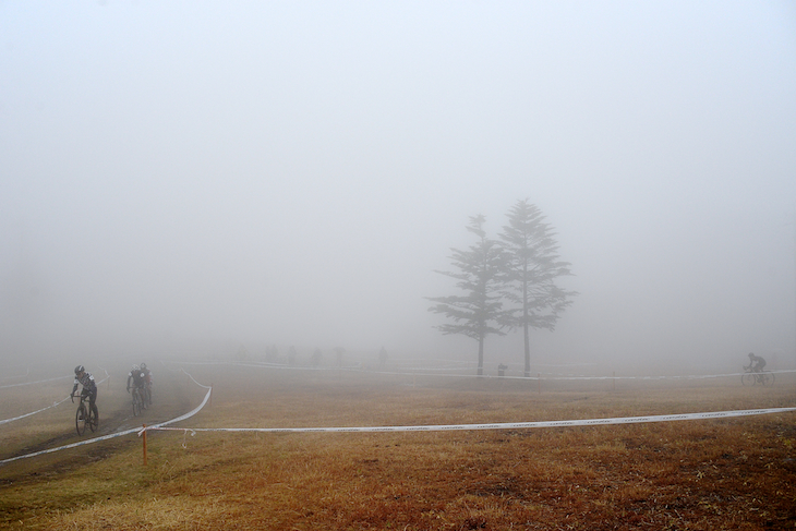 深い霧に覆われたサーキットには冷たい雨が打ち付ける