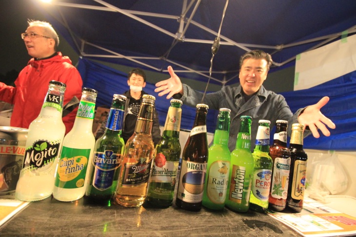 会場では世界のビールが楽しめた。寒いなかビールを飲むのが本場流だ