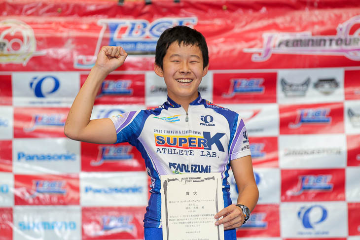 男子ユース3kmインディヴィデュアル・パーシュート 優勝の清水大地(SUPER-K ATHLETE LAB.)