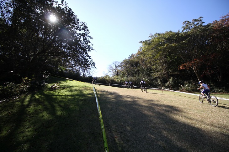 コース最大の難所の激坂を攻略するライダーたち