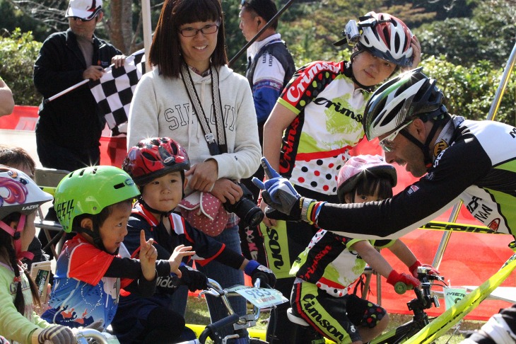 スタート前に子どもたちと交流を深めるヘルミダ選手