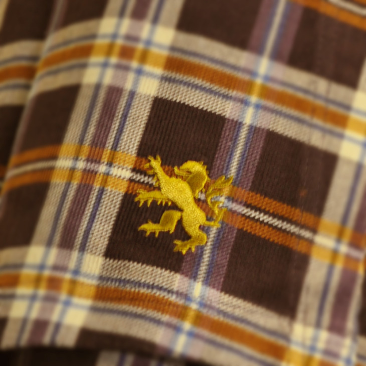 金色の刺繍であしらわれたカペルミュールライオン