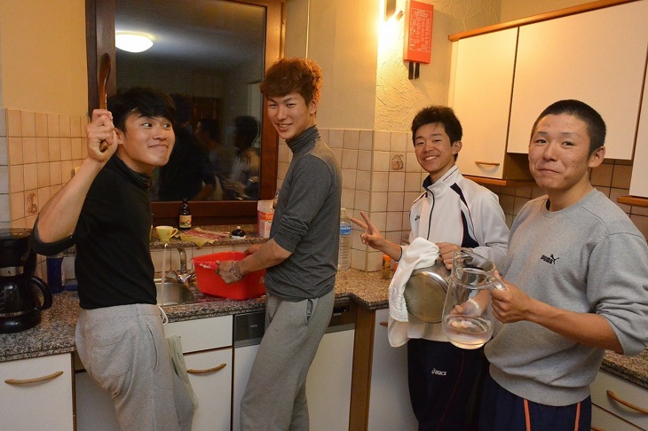 連日の疲れを見せずに夕食の準備をおこなう選手達。初対面のメンバーが集まるチームで合宿と言う非日常生活を送ることは、選手達にとってコミュニケーションを高めるチャンスとなる