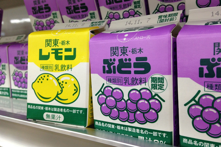 帰り道で見つけたぶどう牛乳。レモン牛乳の兄弟的位置付けらしい。果たしてその味は？