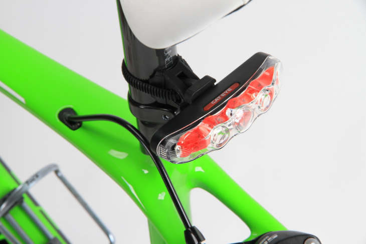 ラインナップ中最多となる5灯のLEDを搭載した キャットアイ RAPID5