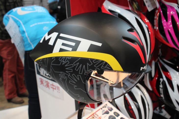 久々となるメットの新型TTヘルメットがDrone HES。ロードモデルと共通のテクノロジーによる高い安全性が特徴だ