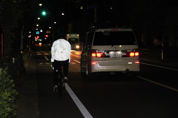 自動車からのハイビームなど極端に強い光を反射すると、画像の様に光る(実際に編集部でテストしてみた様子)