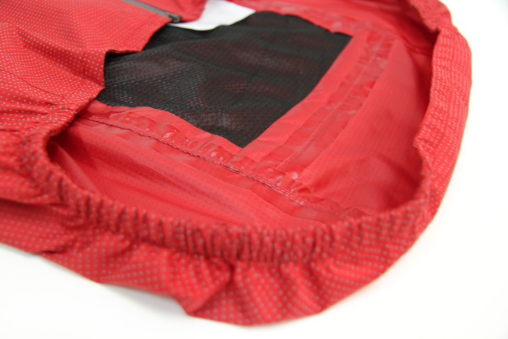 裏地の縫い目には止水テープを配置。バックポケットの内側はムレを低減するためにメッシュとされている