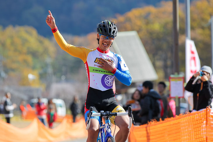 23 中原義貴(弱虫ペダルシクロクロスチーム)が嬉しい優勝