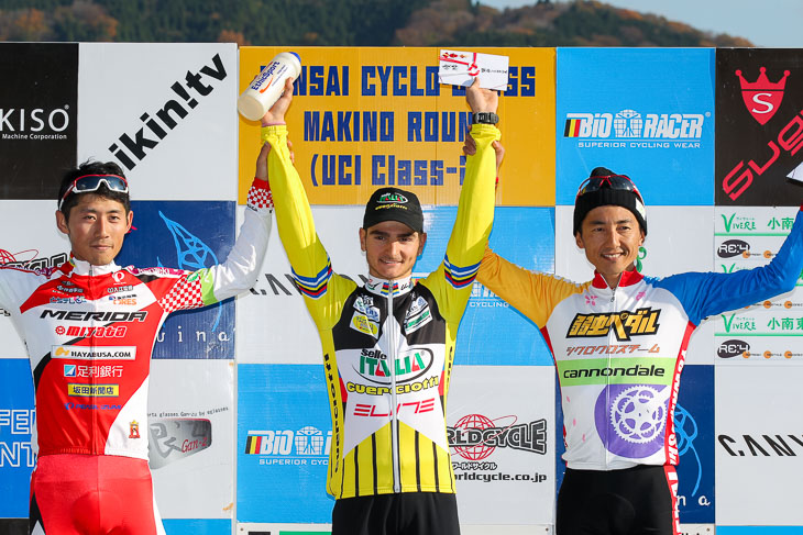マキノUCIレースで山本和弘(弱虫ペダルシクロクロスチーム)を抑えた小坂光(宇都宮ブリッツェンシクロクロス)