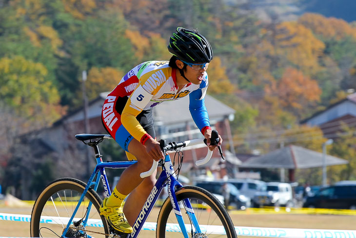 U23 中原義貴(弱虫ペダルシクロクロスチーム)が独走態勢に