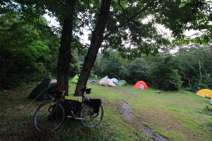 三河高原キャンプ場で迎えた朝。干したサイクルウェアが朝露に濡れていた